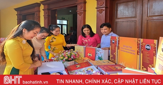 Ceremonia de entrega de premios del Concurso para conocer la vida y la carrera del famoso personaje Nguyen Cong Tru