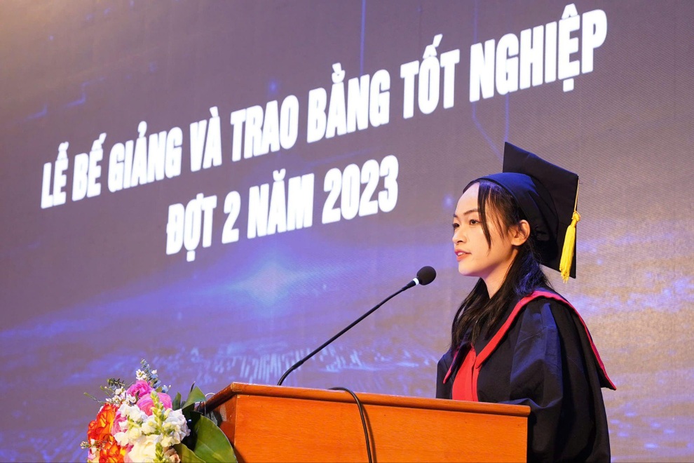 Thủ khoa tốt nghiệp xuất sắc và món quà dành tặng người mẹ đã khuất - 1