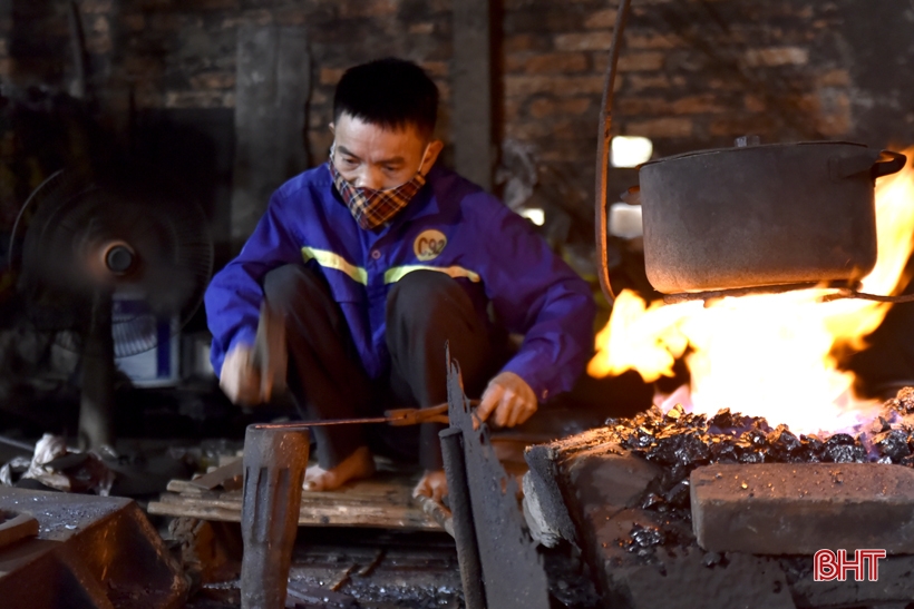 Trung Luong blacksmith village resounds with the sound of hammers