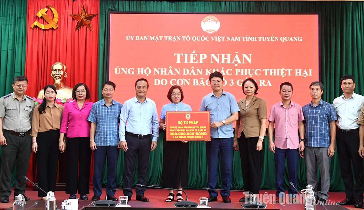 Deputy Minister of Justice Nguyen Thanh Tinh visited and encouraged people of Tuyen Quang province