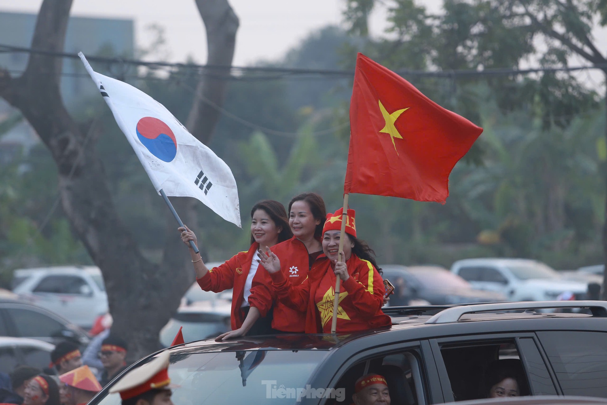 Viet Tri is glowing red, fueling the Vietnamese team in the second leg of the semi-final photo 4