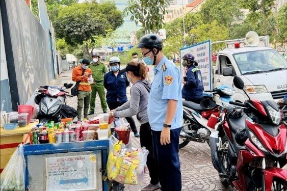 Buôn bán, treo biển hiệu lấn chiếm vỉa hè có thể bị phạt tới 6 triệu đồng