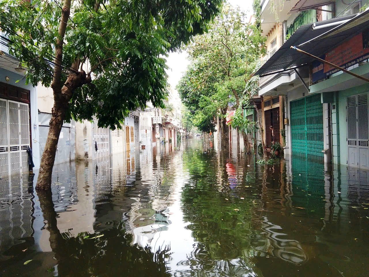 Why is it that even though the rain has stopped for a long time, some residential areas in Hai Duong City are still flooded?