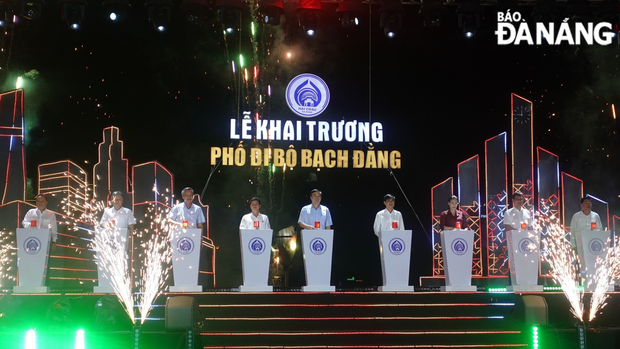 Delegates press the button to open Bach Dang Walking Street. Photo: TRAN TRUC