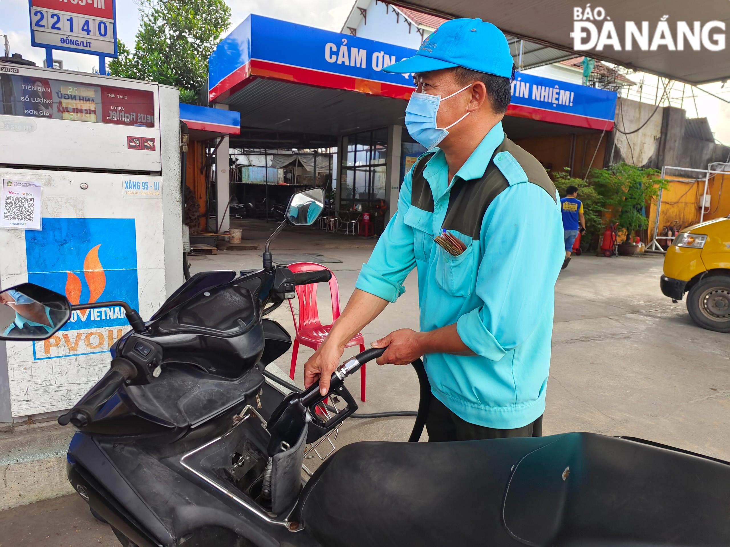 Los precios de la gasolina bajan por primera vez en el nuevo año, el RON95 cae por debajo de los 22.000 VND/litro.