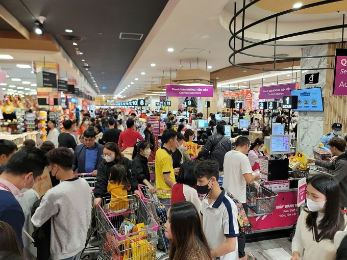 Hanoi residents go shopping at AEON Mall Ha Dong supermarket system on the evening of February 3. Photo: Ngoc Thanh