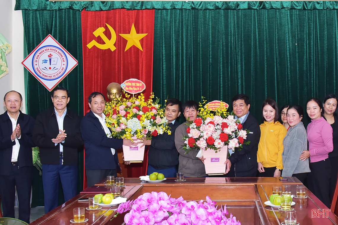 Minister für Planung und Investitionen nimmt am Großen Tag der Solidarität teil und überreicht Geschenke zur Unterstützung benachteiligter Familien in Ha Tinh