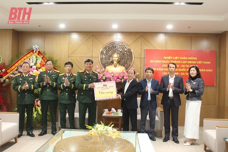 Phó Chủ tịch Thường trực HĐND tỉnh Lê Tiến Lam chúc mừng Viễn thông Viettel chi nhánh Thanh Hóa và Nhà máy Z111