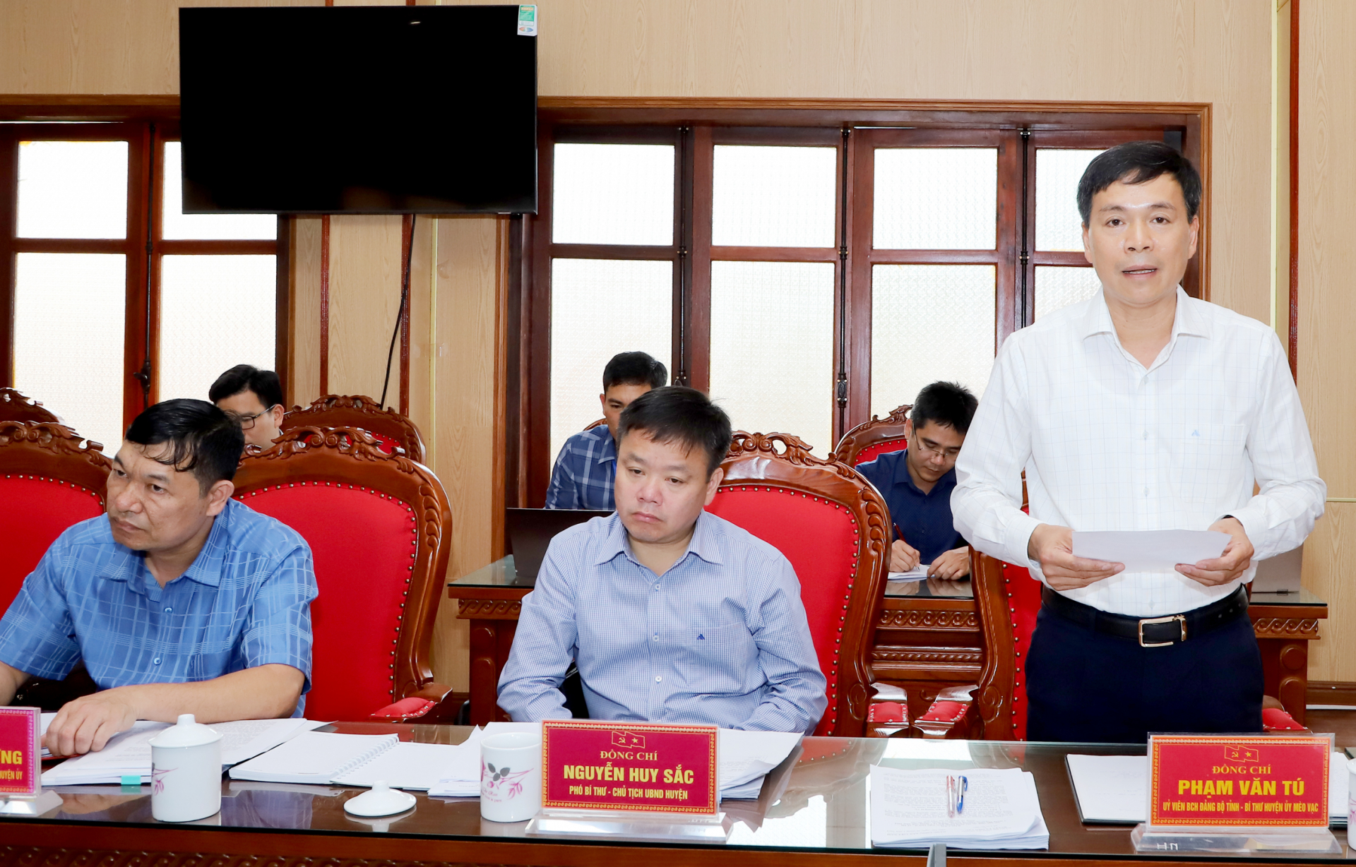 Meo Vac District Party Secretary Pham Van Tu reports at the meeting