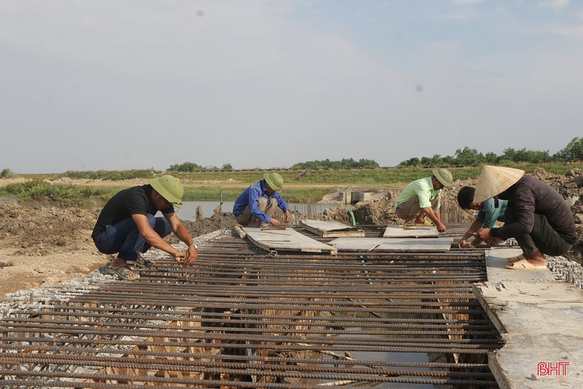 Sur le chantier de construction du projet de la rocade Est de la ville de Ha Tinh