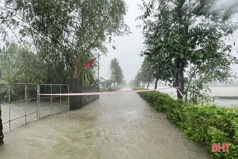 大雨で多くの家が浸水し、生徒たちは学校を休んだ。