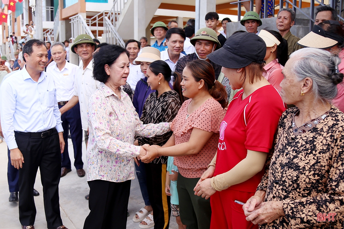 สมาชิกเลขาธิการ Truong Thi Mai นำธูปไปจุดตามที่อยู่สีแดงและมอบของขวัญให้กับผู้คนในหมู่บ้านห่าติ๋ญ