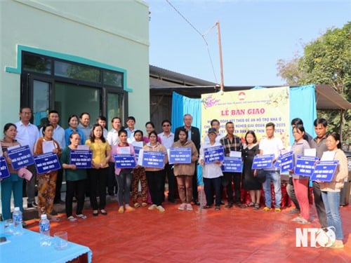 Entrega de casas de la Gran Unidad en el marco del Proyecto de Apoyo a la Vivienda para hogares pobres en los distritos de Ninh Son y Ninh Phuoc