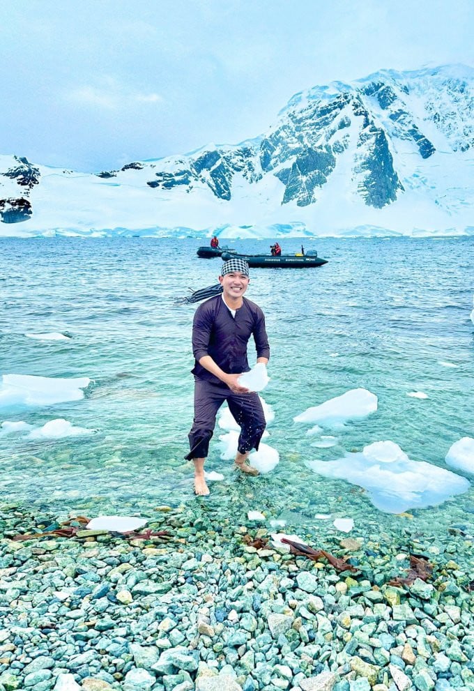 M. Nguyen Hieu porte une robe traditionnelle vietnamienne et patauge dans une eau à moins 2 degrés en Antarctique.