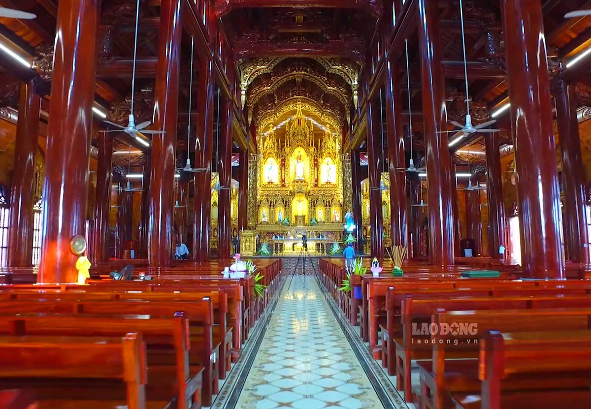 The interior of Xuong Dien church impresses with its splendid and magnificent beauty. The entire interior uses 1,300m3 of wood, mainly South African ironwood and rosewood.