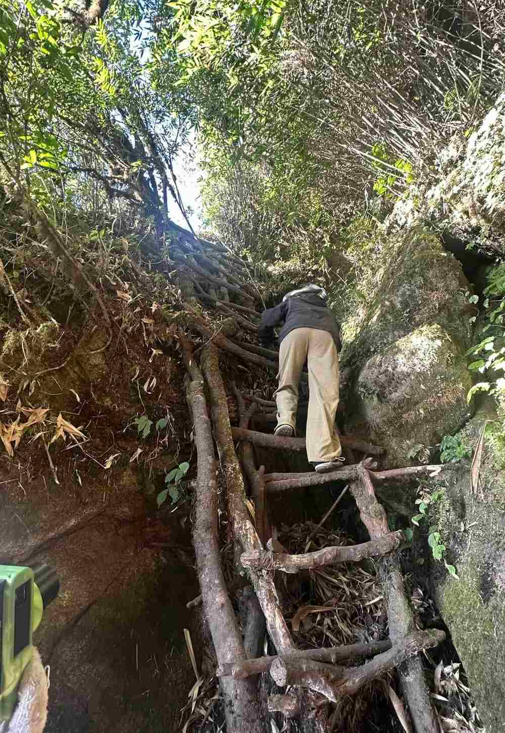 คุณชิว ยืนยันว่า สิ่งที่ยากที่สุดในการพิชิต “ช่องเขาสง่างามแห่งแรกของภาคตะวันตกเฉียงเหนือ” ก็คือเนินเขาที่ยาวไกล ซึ่งต้องใช้ทั้งความแข็งแกร่งของร่างกาย ความอดทน รวมถึงความกล้าหาญของนักเดินป่า นอกจากนี้เนื่องจากเขาออกทัวร์ เขาได้รับการสนับสนุนมากมาย และแทบไม่ต้องกังวลหรือเตรียมสถานที่พักผ่อน อุปกรณ์ทำอาหาร... ภาพ: NVCC