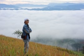 Caza de nubes en el pico Chu Hreng