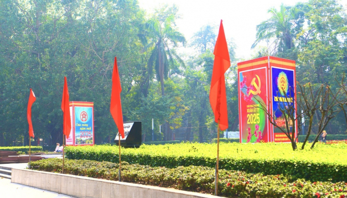 Les rues de Hanoi sont d'un rouge éclatant à l'approche du Nouvel An lunaire 2025