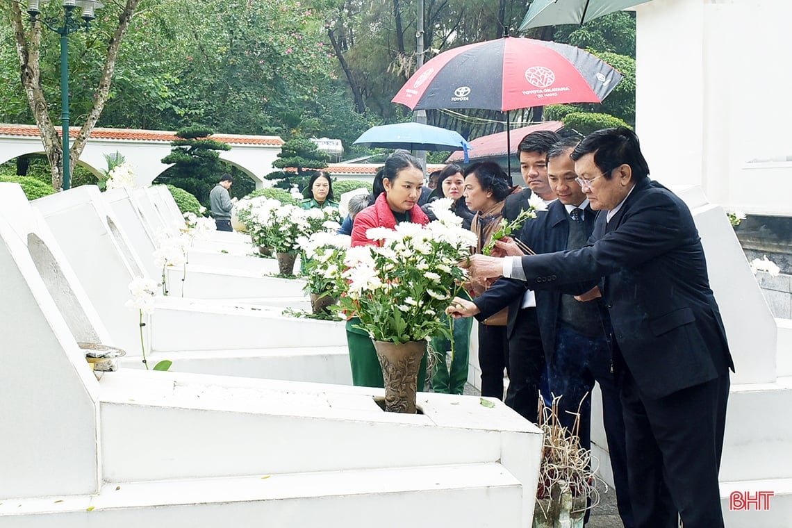 อดีตประธานาธิบดี Truong Tan Sang ถวายธูปที่แหล่งโบราณสถานสามแยกดงล็อค