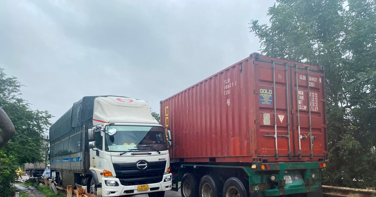 Cấm xe container qua cầu Phong Thử từ 0 giờ ngày 28/12/2024