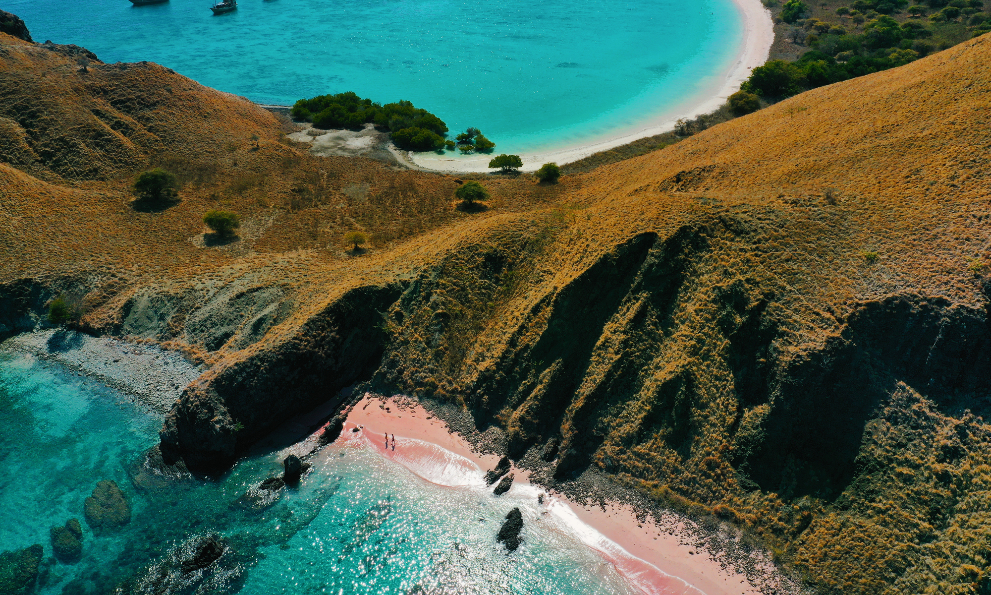 La plage rose d'Indonésie vue par les touristes vietnamiens