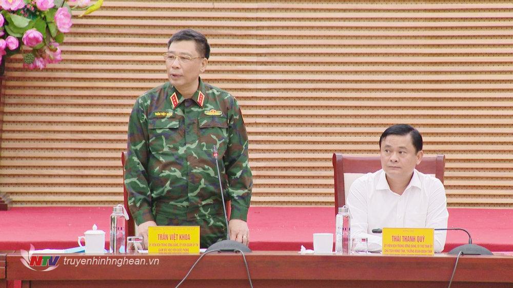 El teniente general Tran Viet Khoa, miembro del Comité Central del Partido y director de la Academia de Defensa Nacional, pronunció un discurso de clausura en el seminario.