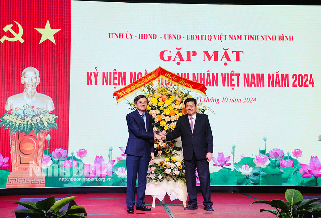 Ninh Binh honra las contribuciones de la comunidad empresarial