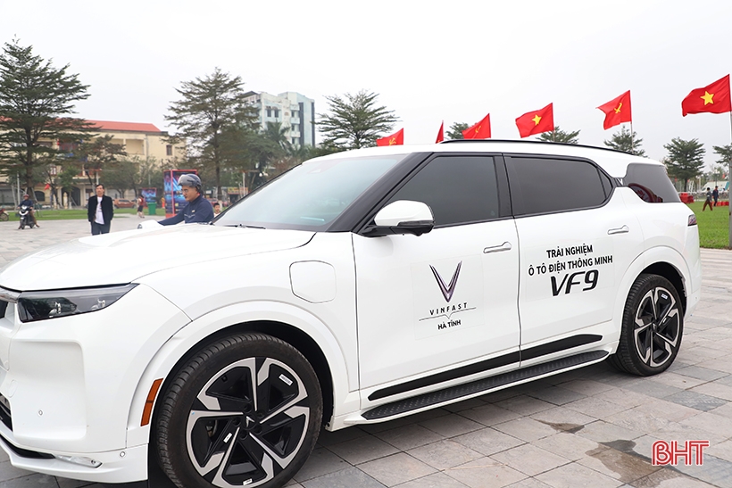 VinFast electric cars attract the attention of Ha Tinh people