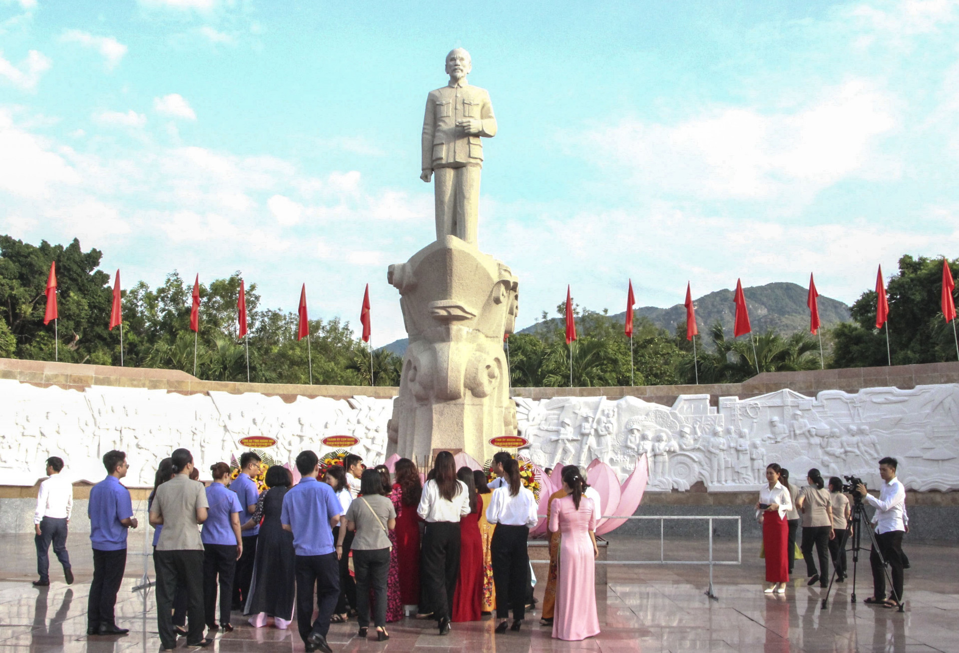 Offering incense at Uncle Ho's Monument (18-10 Park, Cam Ranh City). Photo: VAN GIANG