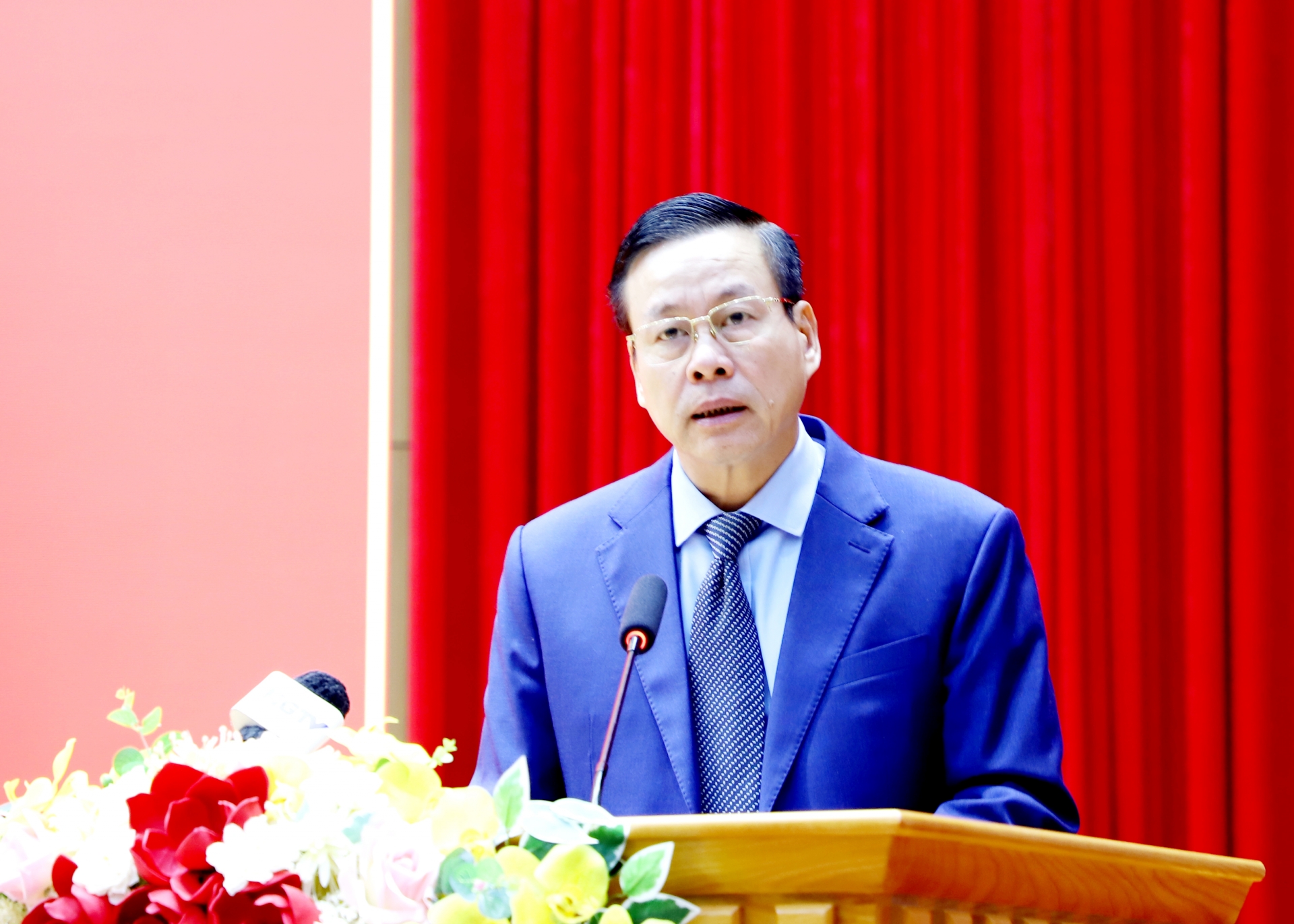 성 인민위원회 위원장 Nguyen Van Son이 회의에서 연설했습니다.