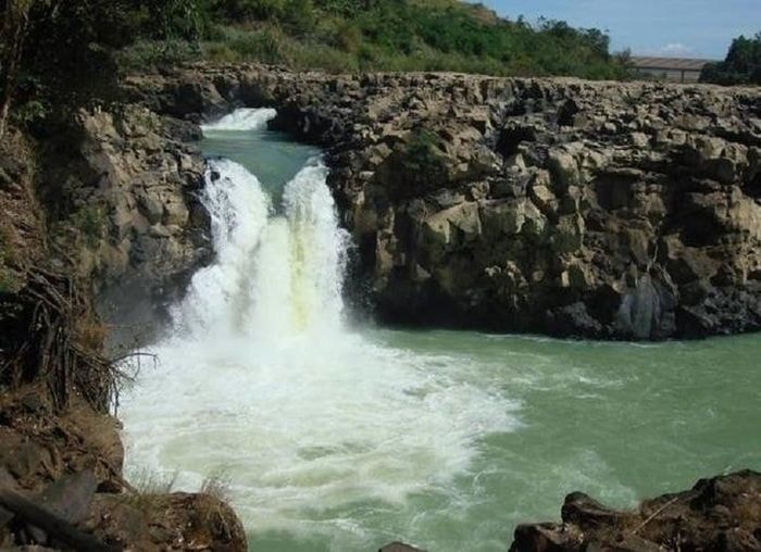 Ngọn thác có địa hình nằm trong một khu vực nhiều hang động, cây rừng, dây leo chằng chịt