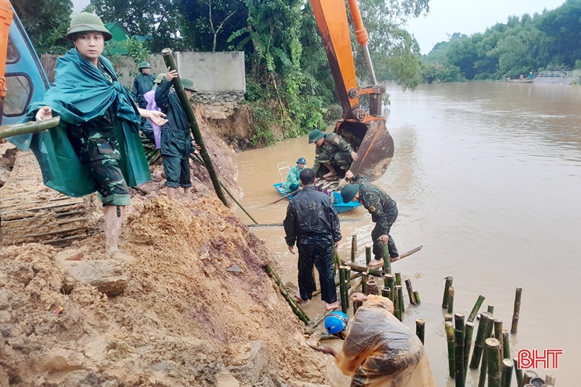 Cẩm Xuyên khắc phục tạm thời các vị trí sạt lở sông Ngàn Mọ