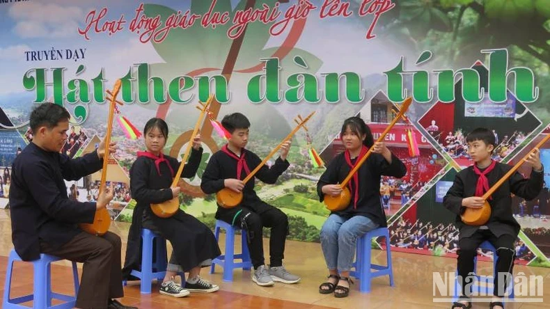 Die Schüler der ethnischen Internatsschule der Stadt Van Quan (Lang Son) tragen traditionelle Trachten der Tay-Ethnie, wenn sie am Unterricht in Then-Gesang und Tinh-Laute teilnehmen.