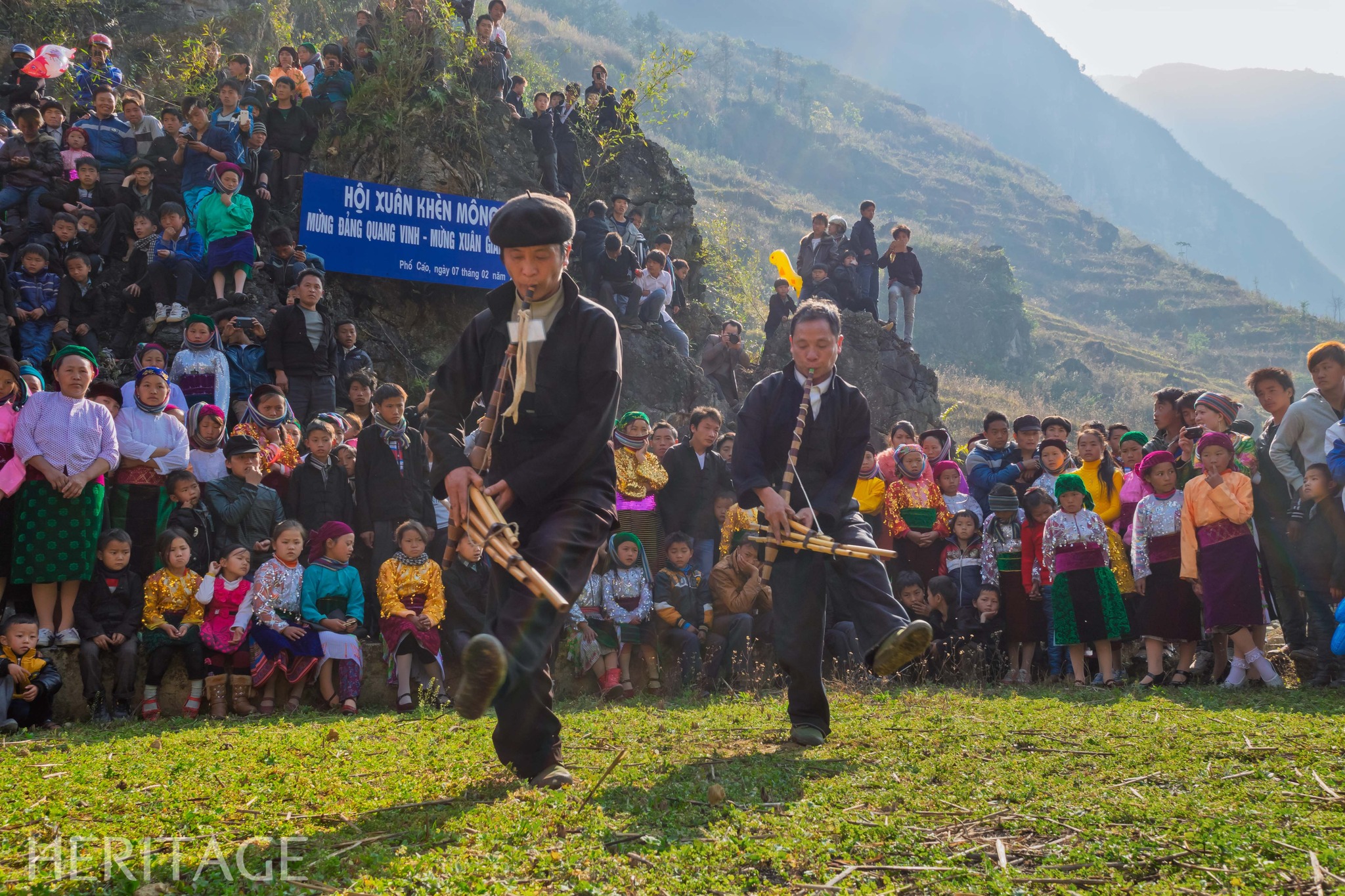 Có thể là hình ảnh về 2 người, kèn clarinet, đàn violin và đám đông