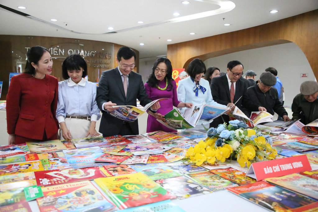 Die Provinz Quang Ninh verkauft auf der Spring Magazine Book Fair im Jahr 2025 mehr als 1000 Spring Magazine-Produkte. Foto 1