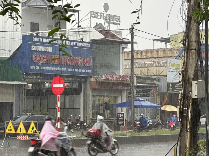 Dès le matin du 3 novembre, il a commencé à pleuvoir dans de nombreuses provinces du centre, à Thua Thien-Hue, il a plu très fort.