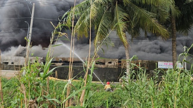 Feuer verschlingt Schaumfabrik mit mehr als 1.000 m2 in Ho-Chi-Minh-Stadt, Foto 4