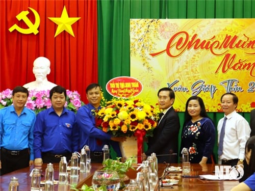 Le Comité permanent de l'Union provinciale de la jeunesse a rendu visite au Comité provincial du Parti et l'a félicité à l'occasion du 94e anniversaire de la fondation du Parti communiste du Vietnam.