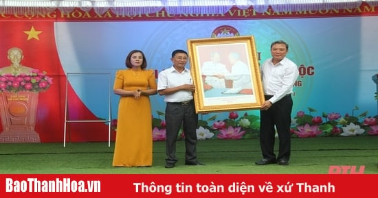 Le secrétaire du Parti de la ville de Thanh Hoa, Le Anh Xuan, a assisté à la Journée de la Grande Unité nationale dans le village de Luan Van