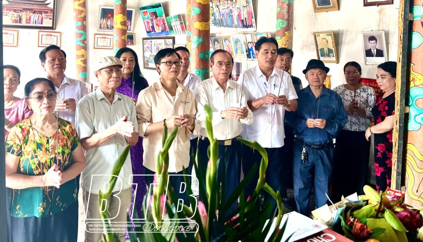 Ofrenda de incienso a los antepasados ​​en el Día del Teatro de Vietnam