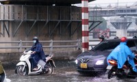 Le ciel de Ho Chi Minh-Ville s'assombrit, des pluies inhabituelles et généralisées provoquent des inondations dans de nombreux endroits