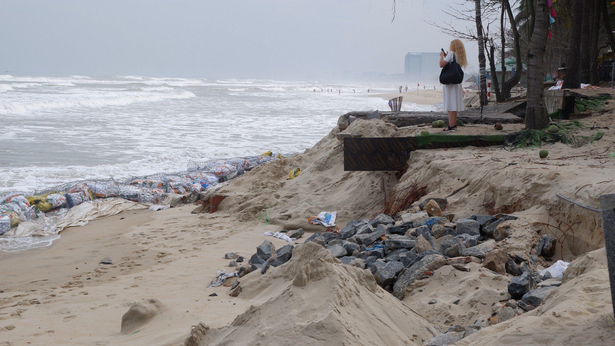 Scene of hundreds of meters of temporary dike built to save 'most beautiful beach in Asia' photo 9