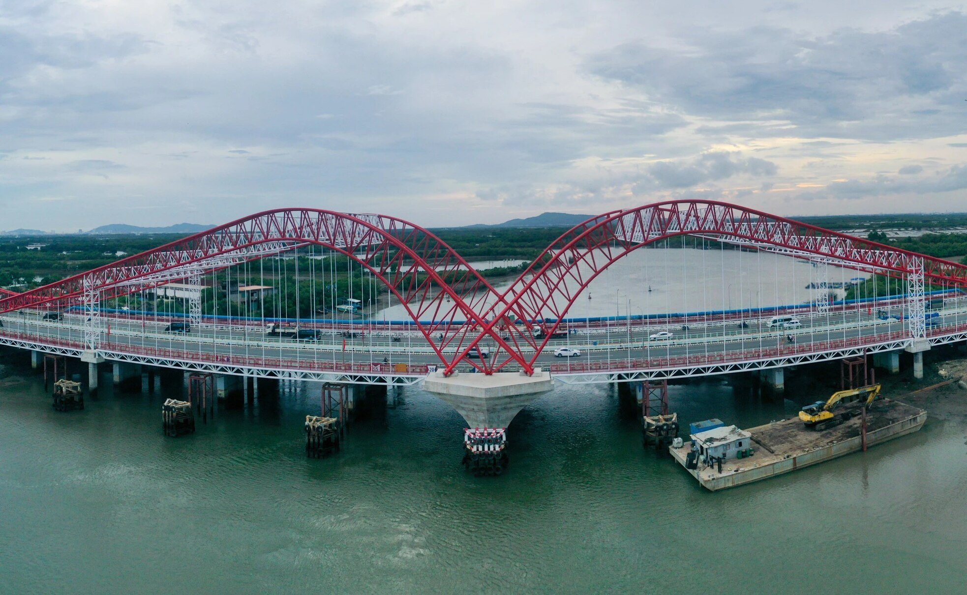 Close-up of the bridge shaped like a seagull spreading its wings in Ba Ria - Vung Tau photo 4