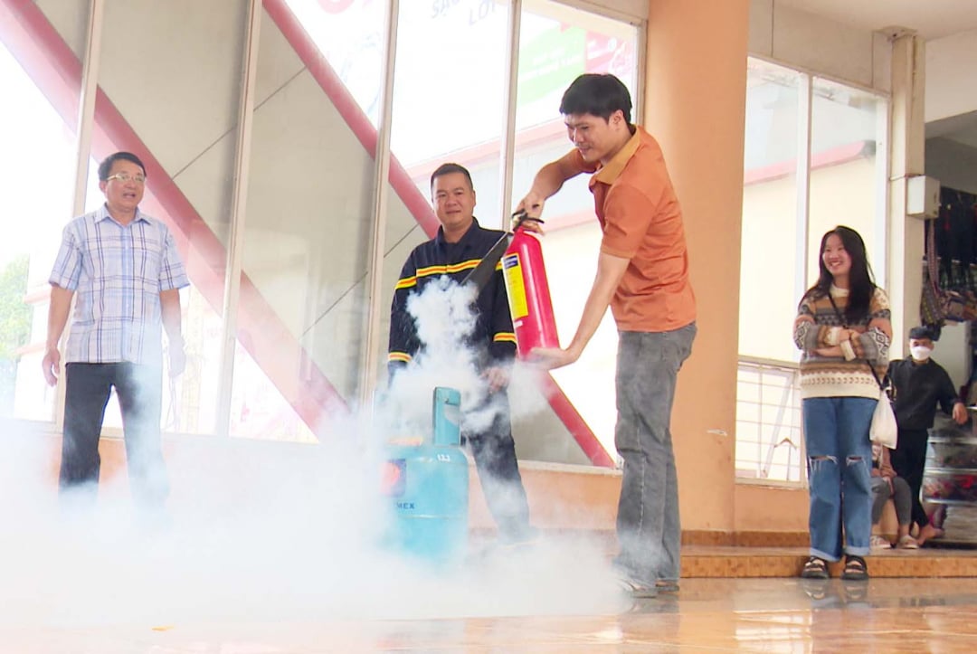 Propaganda y orientación sobre prevención y extinción de incendios en el mercado central de Buon Ma Thuot