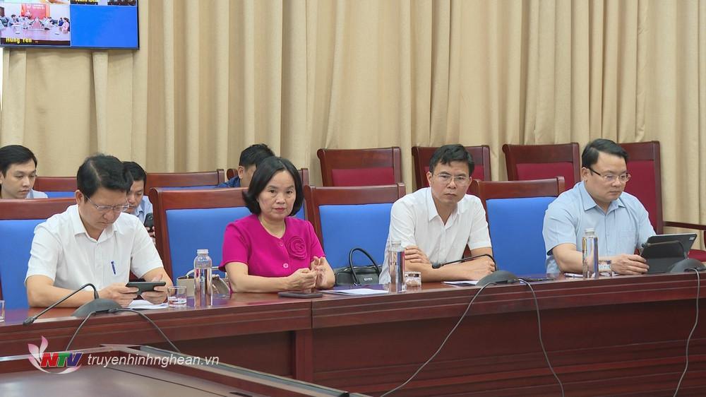 Representantes de departamentos, agencias y unidades asistieron a la reunión en el puente de Nghe An.