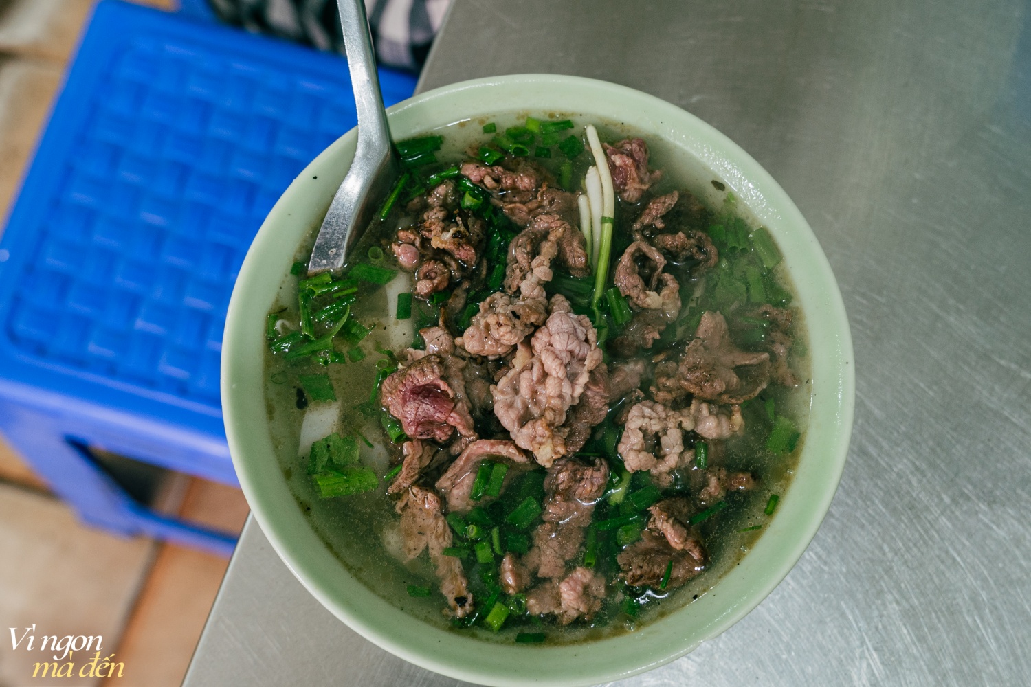 Quán phở không tên, không biển hiệu bán hơn 40 năm: Chỉ bán duy nhất một món, nói không với chanh mà vẫn - Ảnh 4.
