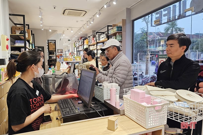 Los lugares de compras y entretenimiento en la ciudad de Ha Tinh están llenos de actividad durante las vacaciones de Año Nuevo.