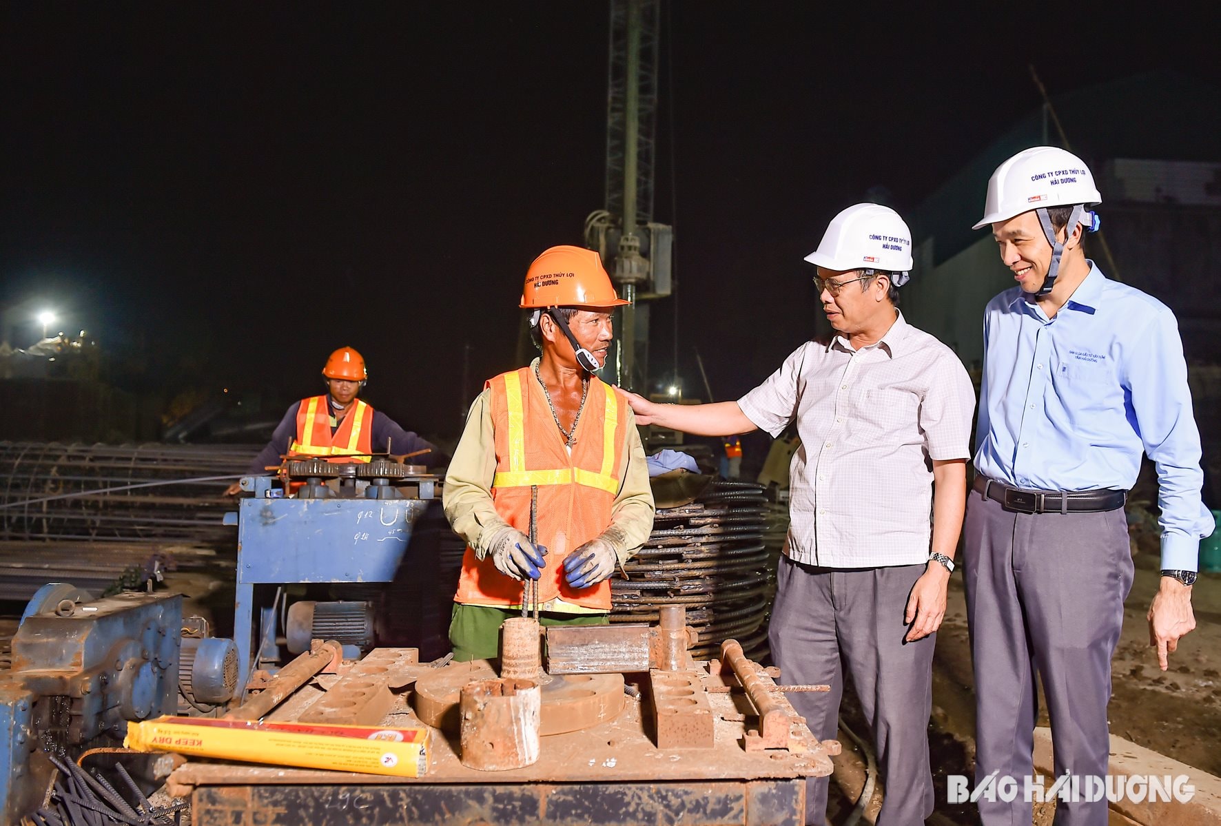 trabajador de la construcción del puente.jpg