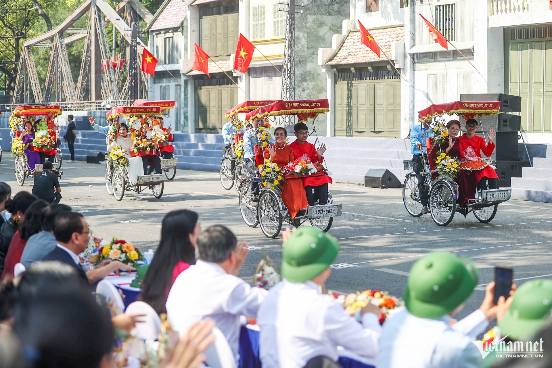 ภาพประทับใจเมื่อคน 8,000 คนแสดงสดฉากวันปลดปล่อยเมืองหลวงริมทะเลสาบฮว่านเกี๋ยม ภาพที่ 16