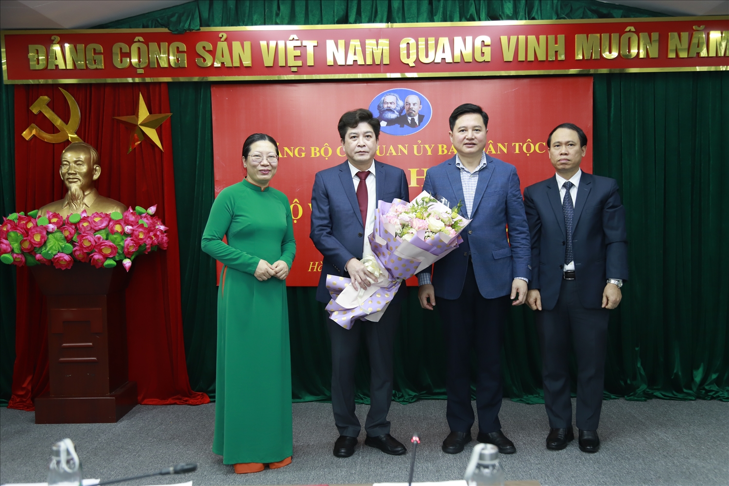 Đồng chí Cầm Văn Thanh - Phó Bí thư Đảng ủy cơ quan UBDT tặng hoa chúc mừng  Chi ủy Chi bộ Vụ Kế hoạch - Tài chính nhiệm kỳ 2025 - 2027 ra mắt tại Đại hội